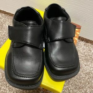 Wide strap smart fit toddler dress shoes